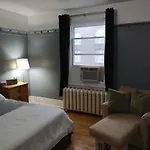 Room With King Bed In Shared 3 Bedroom Downtown