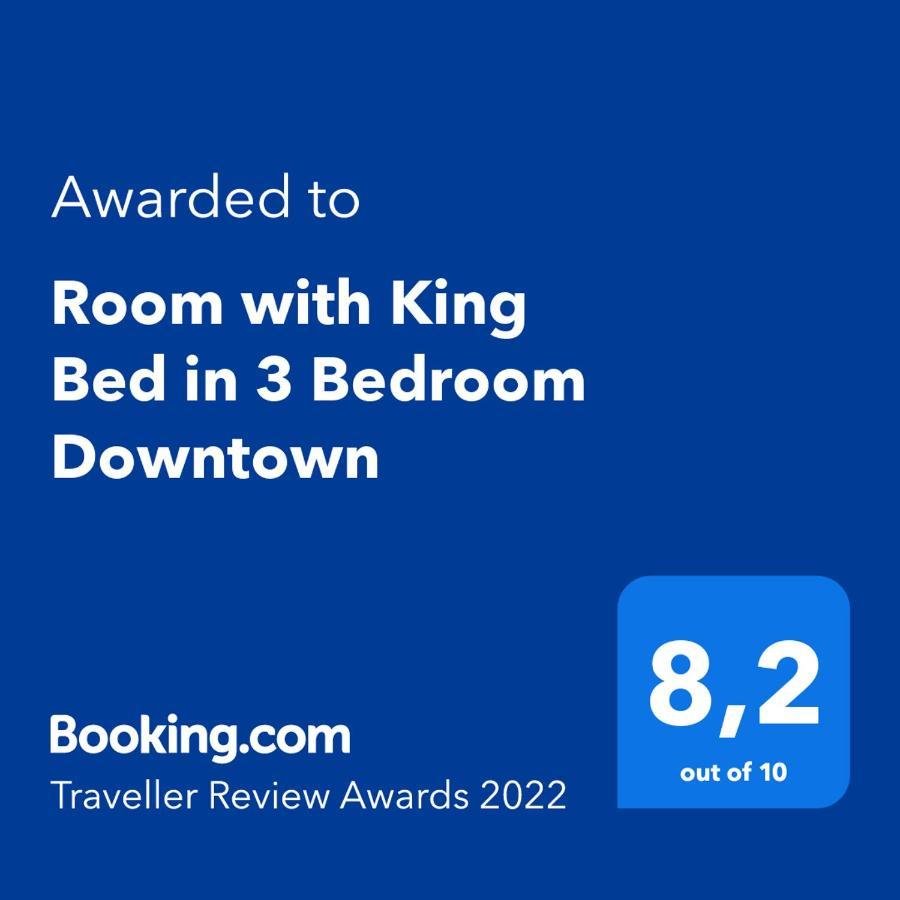 With King Bed In Shared 3 Bedroom Downtown Habitación en casa particular Montreal